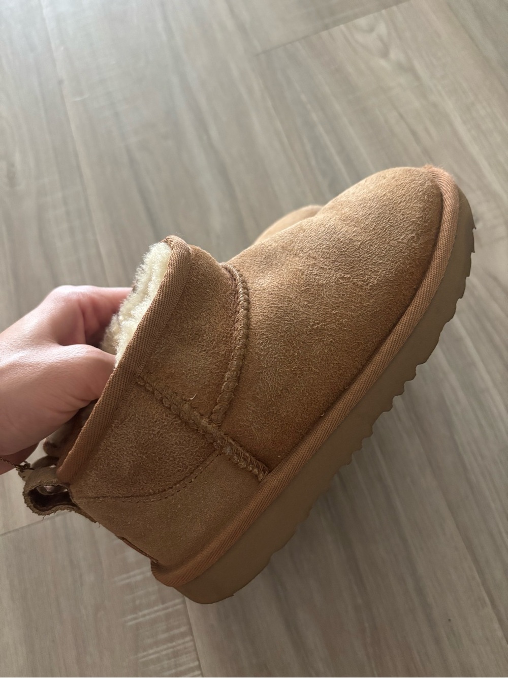 Ugg Mini Kids Cozy Shearling Lined Boot in Chestnut size 1Y